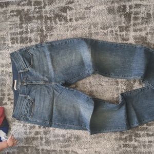 Levi's jeans length is 32.